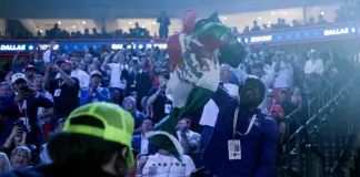 Crowd erupts as Vance smacks down protester waving Mexican flag: ‘Get your a– over there’